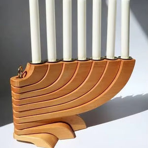 Menorá Plegable de Madera de Haya Natural Hecha a Mano, Candelabro de Siete Brazos, Decoración Modular Única para Mesa de Hogar, Judaica para Festividades Judías - Product Image 1