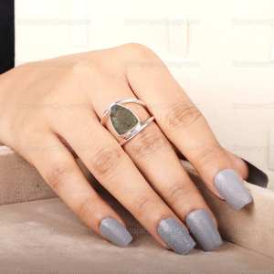 Anillo de moldavita en bruto natural elaborado en plata de ley sólida 925 DE LA República Checa para joyería única - Product Image 1