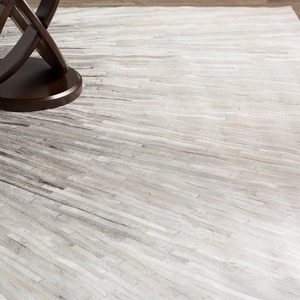 Alfombra de retales de piel de vaca negra y crema hecha a mano, alfombra de cuero con pelo Real para uso decorativo en interiores y exteriores - Product Image 2