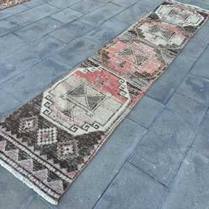 Alfombra Turca Vintage, Alfombra de 2.3x10.7 pies, Alfombra a Rayas Rojo Marrón - Product Image 2