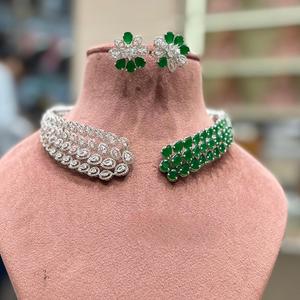 Conjunto de Collar y Aretes con Acabado Plateado de Alta Calidad y Circonitas, Estilo Elegante, para Bodas y Fiestas, Colección para Mujer - Product Image 1