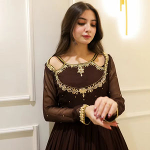 ชุดอนาร์กาลีสีน้ำตาลเข้ม ประดับด้วยงานฝีมือแบบอินเดียและปากีสถาน - Product Image 1