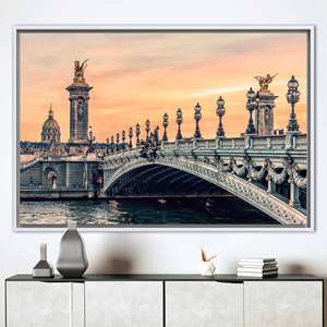 Tableau imprimé sur toile : Coucher de soleil sur Paris, vue élégante sur le Pont Alexandre III, 1P : encadré blanc - Product Image 1