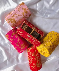 Boîte à bijoux en coton traditionnel bracelets brodés organisateur décoratif de mariage indien pour emballer des cadeaux de retour pour Diwali - Product Image 1