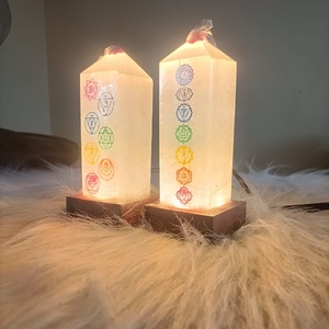 Lampe de tour en sélénite naturelle en gros avec lampes à symbole à 7 chakras Pierre de tour de haute qualité et bonne finition utilisée pour la décoration intérieure - Product Image 2