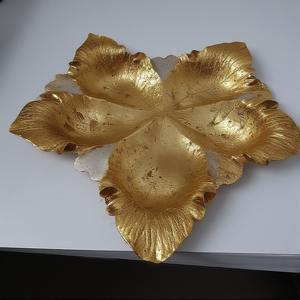 เซิร์ฟเวอร์ผลไม้แห้งทำจากอะลูมิเนียมแบบพรีเมี่ยมพร้อมช่องใบที่เชื่อมต่อกันสามช่องสีทองสำหรับตกแต่งโต๊ะ - Product Image 4