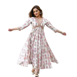 ชุดเดรสงานปาร์ตี้สำหรับผู้หญิงชุดเดรสงานบอลลีวู้ดชุดกระโปรงผ่าข้างลายดอกไม้บานฤดูร้อนสีขาว - Product Image 1