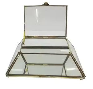 Joyero de Diseño Exquisito en Vidrio y Latón con Baño de Plata para Decoración de Bodas - Product Image 1