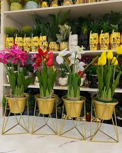 Jardinière en métal décorative, parfaite pour les arrangements floraux intérieurs et extérieurs et les présentations saisonnières - Product Image 2