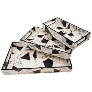 Plateau en bois New Look avec finition noire et blanche brillante et doublure dorée pour un affichage élégant et un service de nourriture - Product Image 1