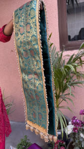 Eleva tu decoración festiva con este exquisito camino de mesa de brocado hecho a mano con un encanto real para espacios de pujas y configuraciones de chowki. - Product Image 3