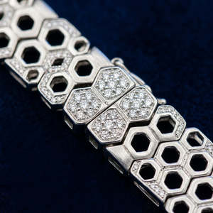 สร้อยข้อมือแบบโซ่และแบบลิงค์ ดีไซน์ลายรังผึ้ง ประดับด้วยเงินสเตอร์ลิง - Product Image 2