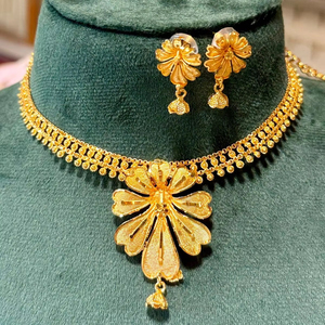 Collier et boucle d'oreille en or 24 carats élégants sertis d'une fleur de rose au design complexe. - Product Image 1