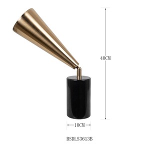 Porte-fleurs en métal minimaliste pour une décoration intérieure moderne et chic et un arrangement floral élégant - Product Image 3