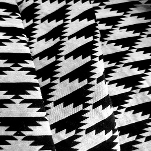 Vente en gros de tissus brocart teints en fil de coton polyester noir et blanc de style moderne Jacquard pour vêtements et sacs - Product Image 3