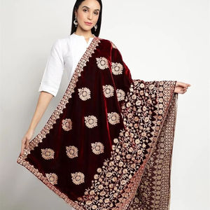 Chal de Terciopelo Granate Premium, Tendencia en Prendas de Invierno Transpirables de Poliéster Sólido, Bordado Intrincado con Hilo y Acabado de Encaje Dorado - Product Image 1