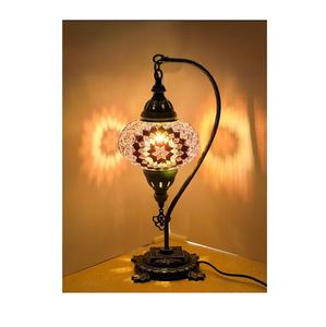 Lampe d'appoint en mosaïque d'aluminium de table pour la chambre à coucher, éclairage nocturne avec finition réfléchissante multicolore vibrante - Product Image 1