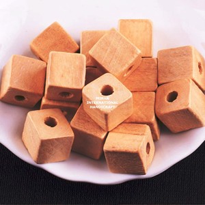 Ensemble de perles en bois géométriques simples Perles en bois colorées personnalisées en forme et dimensionnées Livraison rapide depuis l'Inde - Product Image 5