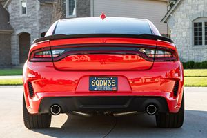 Dodge Charger Scat Pack Widebody 2023 Usado ~600 Millas, Motor Hemi V8 de 6.4 Litros, Go Mango, Mayormente sin Modificaciones, Emisión 8L - Product Image 6