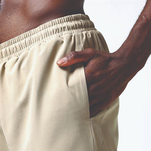 Pantalones cortos informales de 5 pulgadas de tela ligera que absorbe la humedad con paneles laterales de contorno cintura elástica de malla interior - Product Image 4