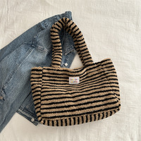 Sac Tendance 2024 nouveau automne et hiver rayé sac en peluche grande capacité sac à bandoulière à main étudiants sac de navettage