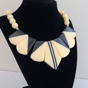 Collar de piedra de resina único para regalos y fiestas - Product Image 3