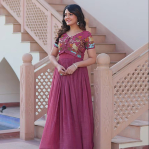 Tissus croquants argentés de la collection Lehenga de créateur indien de qualité supérieure avec un design brodé pour les femmes - Product Image 1