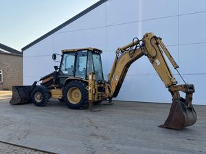 Chargeuse-pelleteuse d'occasion Cat 432D avec godet avant et bras de terrassement arrière, équipement de construction jaune - Product Image 4