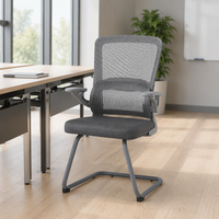 Chaise d'invité à accoudoirs relevables en maille bi-zones, base cantilever à patins thermolaquée, empilable, pour formation, réception et conférence