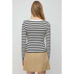 T-shirt rayé à manches longues et col en V - Product Image 6