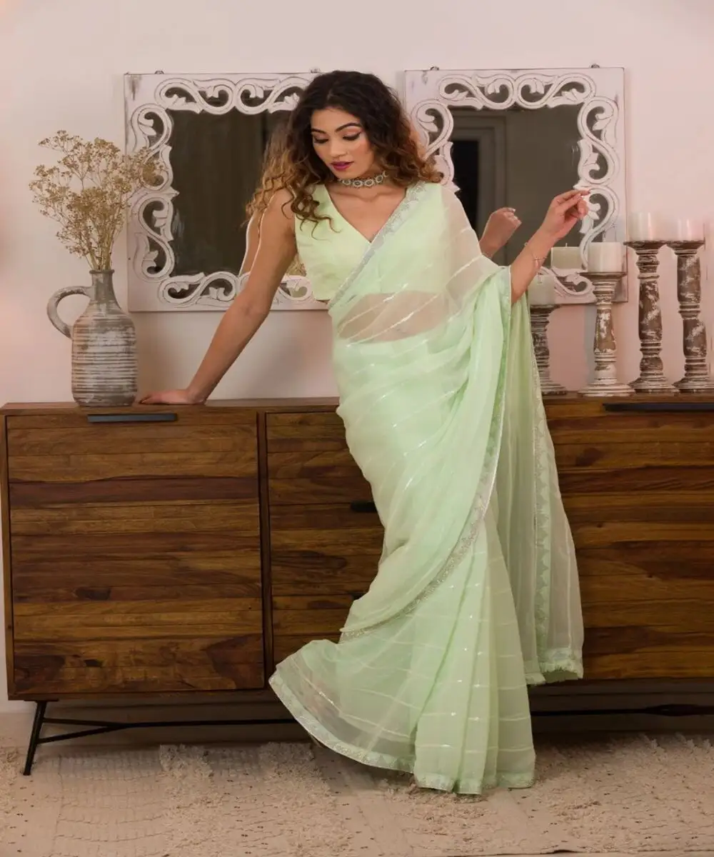 Sarees de pérolas adicionam um toque de elegância e graça ao seu conjunto Sarees de pérolas que exudam riqueza e grandeza