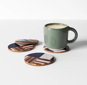 Juego personalizado de 4 posavasos redondos de madera para mesa de comedor real de Lametierartz para restaurantes - Product Image 1