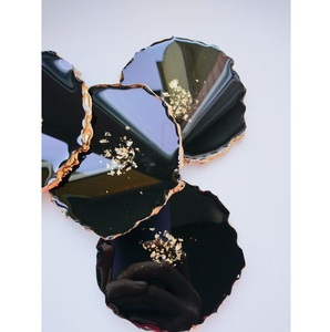 Juego de posavasos de resina de lujo hecho a mano personalizado con detalles dorados Decoración de mesa elegante y posavasos para bebidas - Product Image 1