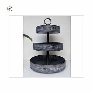 Support à gâteau en métal vintage à trois niveaux, conception de mariage de fête intérieure économique avec outils de gâteau en forme pour la meilleure fête de mariage en intérieur - Product Image 1