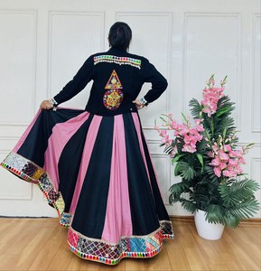Veste en jean de travail Gamathi finement brodée Exquis plaine Pure Reyon Lehengha pour Navratri Style Indien Pakistanais - Product Image 3