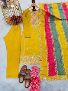 Palazzo en soie Chinon pure douce de créateur avec ensemble Dupatta avec broderie à séquence lourde travail de bordure en dentelle à quatre côtés - Product Image 2