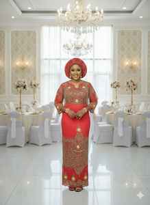 Vestido de Novia Nigeriano Tradicional Ecológico con Diseño Floral y Intrincados Detalles Dorados sobre Base Verde - Product Image 5