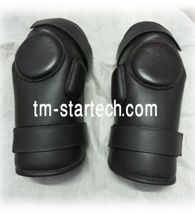 สนับเข่าสำหรับผู้ใหญ่แบบปรับได้ สายรัดคู่ วัสดุหนังนิรภัย สำหรับขี่ม้า พร้อมโลโก้สั่งทำ สีน้ำตาล/ดำ รุ่น - Product Image 2