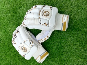 Guantes de críquet de cuero de primera calidad HTTC Guantes de bateo de clase alta - Product Image 4