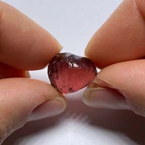 Gema Suelta de Granate Rojo Natural de 8mm, Forma de Corazón, Ojo de Gato, Pulido, Alta Calidad, Tanzania - Product Image 2