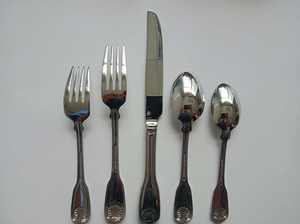 Ensemble de couverts en acier inoxydable avec un aspect martelé, cuillère et fourchette à long manche, design simple et brillant pour les fêtes, ustensiles en métal durables - Product Image 1