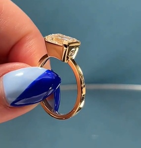 East West 10K Oro amarillo Compromiso Anillo de bodas 2,00 Ct Esmeralda Solitario Moissanite Diamante Esmeralda Corte Bisel Joyería de acero - Product Image 6