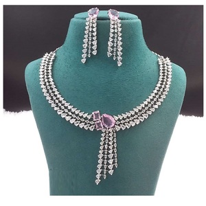 Ensemble de bijoux AD gracieux de qualité supérieure Collier et boucles d'oreilles de luxe pour des occasions élégantes disponibles à bon prix - Product Image 2
