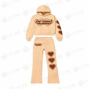 Conjunto de Sudadera Corta y Pantalones Deportivos Rojos Personalizados de San Valentín con Gráfico de Corazón, Ropa Deportiva a Juego - Product Image 3