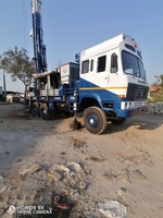 Foreuse de puits d'eau super puissante, montée sur camion Ashok Leyland, 169 CV, pour forage en profondeur jusqu'à 300 mètres (1000 pieds), modèle LAND BASED PDTHR 300