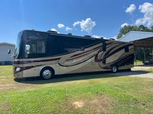 Vendedor Verificado, Autocaravana Usada Fleetwood DISCOVERY 40G Modelo 2013 con Alto Rendimiento Disponible para la Venta - Product Image 2