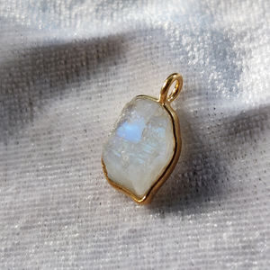 Pendentif en pierre de lune arc-en-ciel brute, pierre de naissance, argent sterling, serti or, 10-12 mm, certifié par un tiers - Product Image 5