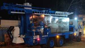 Foreuse de puits d'eau montée sur camion super forte de 450 mètres dth cum perceuse rotative à vendre