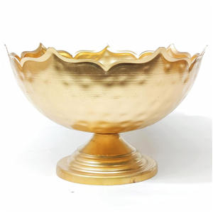 Jardinière en métal la plus précieuse Seau de jardin vintage de couleur dorée Conception martelée à prix abordable Fournitures de jardin pour la maison - Product Image 2