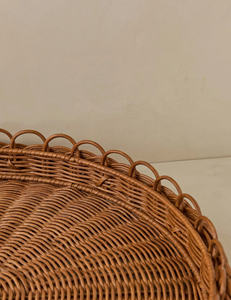 Une dimension élégante au décor de table Une déclaration artisanale chic finie avec des boucles festonnées Plateau de service en rotin fait à la main - Product Image 3